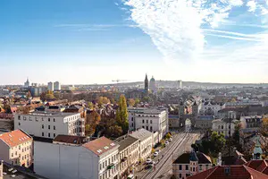 Ein Blick von oben auf die Potsdamer Innenstadt mit ihren vielen Gebäuden.
