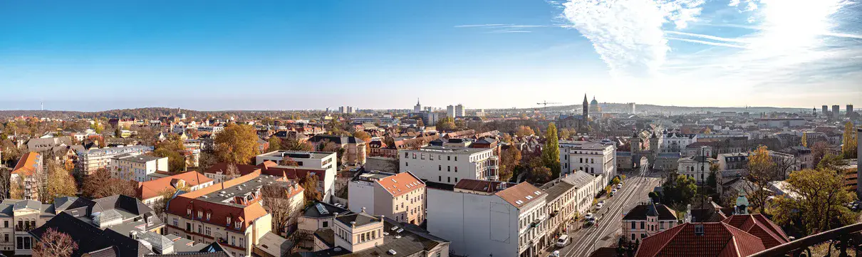 Ein Blick von oben auf die Potsdamer Innenstadt mit ihren vielen Gebäuden.