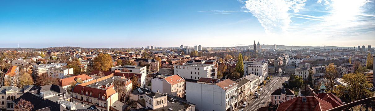 Ein Blick von oben auf die Potsdamer Innenstadt mit ihren vielen Gebäuden.