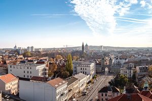 Ein Blick von oben auf die Potsdamer Innenstadt mit ihren vielen Gebäuden.