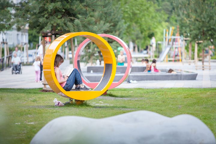 Blick auf den grünen Mittelstreifen in der Konrad-Wolf-Allee