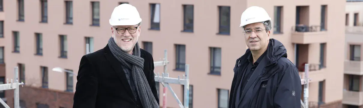 Jahresauftakt ProPotsdam (Foto: Sebastian Gabsch) Die Geschäftsführer der ProPotsdam stehen auf einem Dach eines Wohngebäudes. Im Hintergrund ist ein Gebäude.