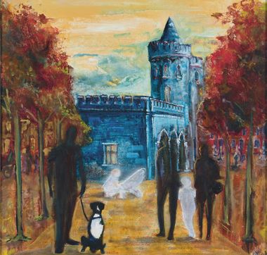 Schattenhafte Figuren im Vordergrund auf einem gelblichen Weg und im Hintergrund die Silhouette des bläulich schimmernden Nauener Tors mit seinem Turm. An den Bildseiten reihen sich rötlich gefärbte Bäume aneinander.