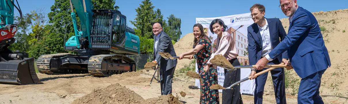 Baustart Studierendenwohnprojekt Potsdam Bornstedt (c) Benjamin Maltry Spatenstich für neuen Wohncampus in Potsdam-Bornstedt mit Beteiligten vor Bagger und Baufläche