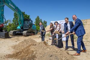 Baustart Studierendenwohnprojekt Potsdam Bornstedt (c) Benjamin Maltry Spatenstich für neuen Wohncampus in Potsdam-Bornstedt mit Beteiligten vor Bagger und Baufläche