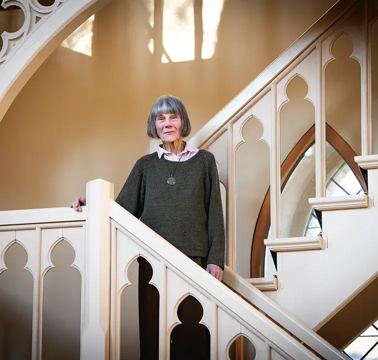 Hiltrud Berndt in der Neuendorfer Kirche, für deren Erhalt sie sich einsetzte Eine ältere Frau steht auf einer Treppe in einer Kirche