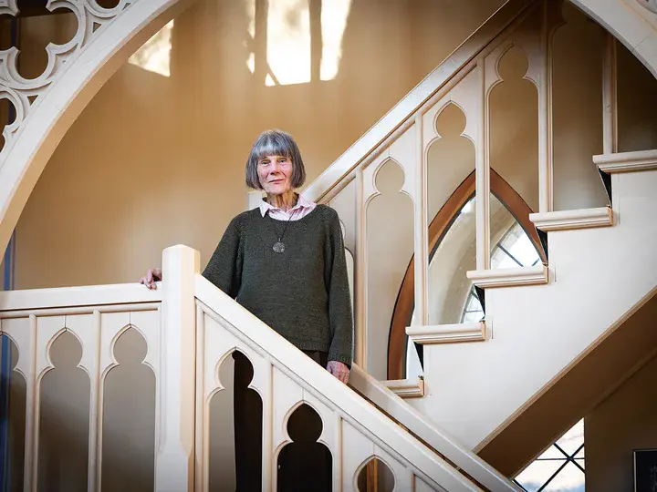 Hiltrud Berndt in der Neuendorfer Kirche, für deren Erhalt sie sich einsetzte Eine ältere Frau steht auf einer Treppe in einer Kirche