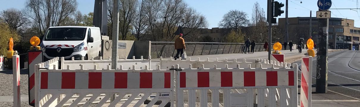 Absperrung für eine Baustelle an der Langen Brücke