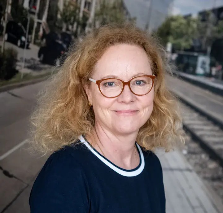 Eine Frau mit langen Haaren und Brille