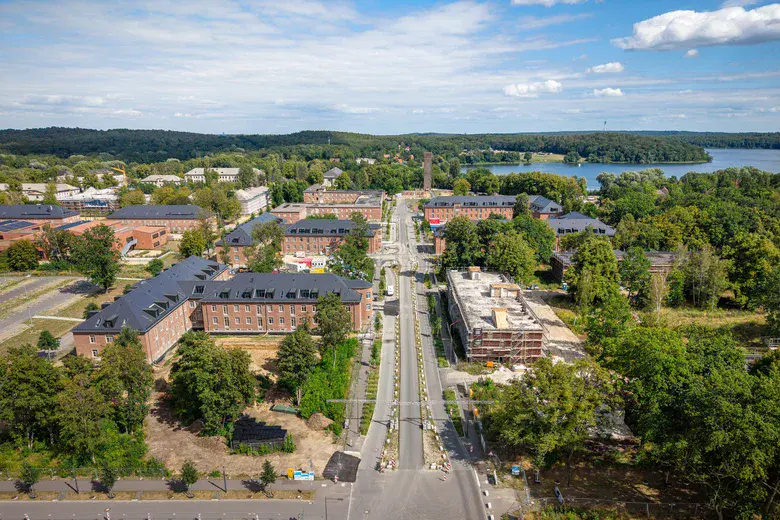 Blick auf die Schwedische Allee im Juli 2026
