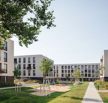 Neubau im Bornstedter Feld, Innenhof, Spielplatz des Wohngebäudes