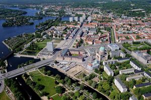 Ein Luftbild der Potsdamer Mitte mit der Havel im linken Bildrand. 