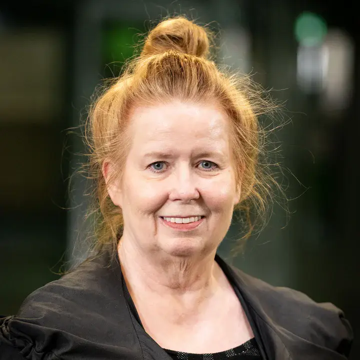 Eine Frau mit Haarknoten