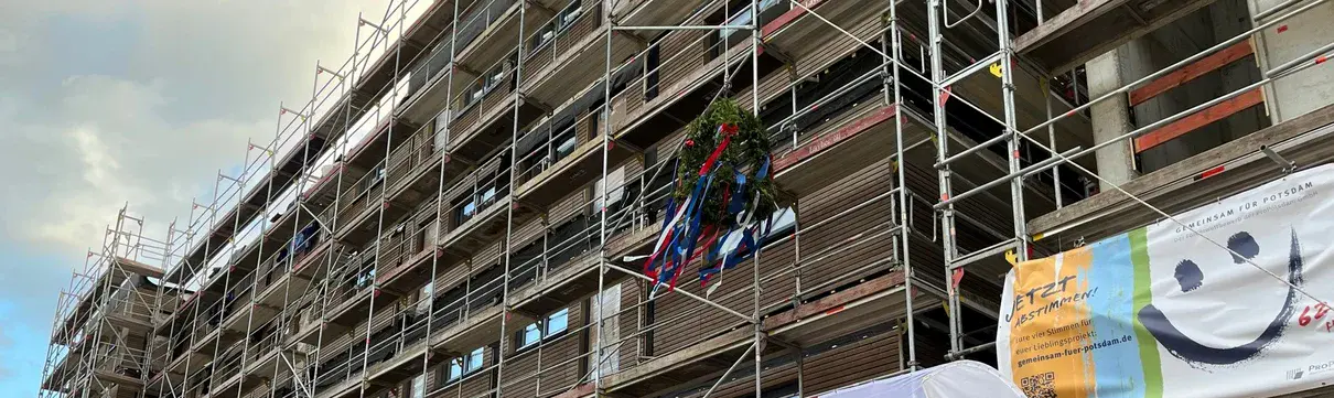 Fassade umschlossen von einem Baugerüst und diverse Bauzaunbanner