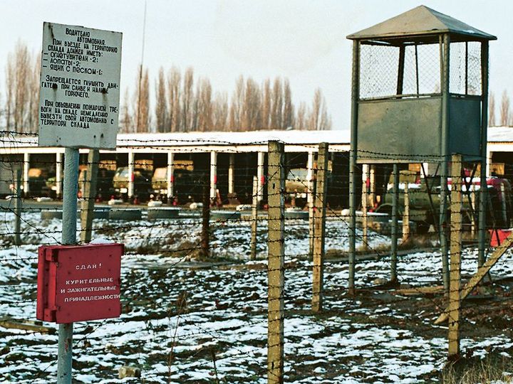 Militärfläche mit Wachturm, Warnschild und Absperrung