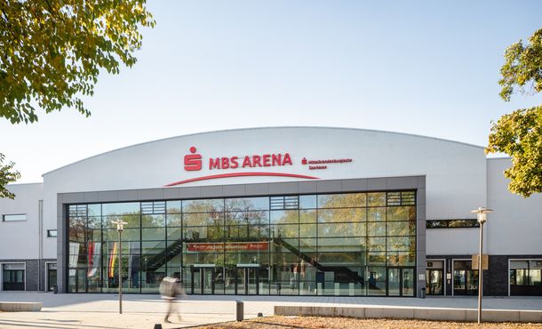 Außenansicht mit verglastem Eingangsbereich der MBS-Arena Luftschiffhafen in Potsdam