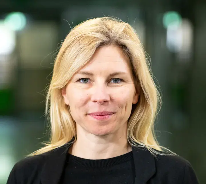 Eine Frau mit mittellangen, blonden Haaren