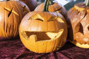 Ausgeschnitzte Kürbisse mit Halloween-Gesichtern