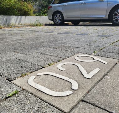 Nahaufnahme eines Parkplatzes mit Stellplatznummer