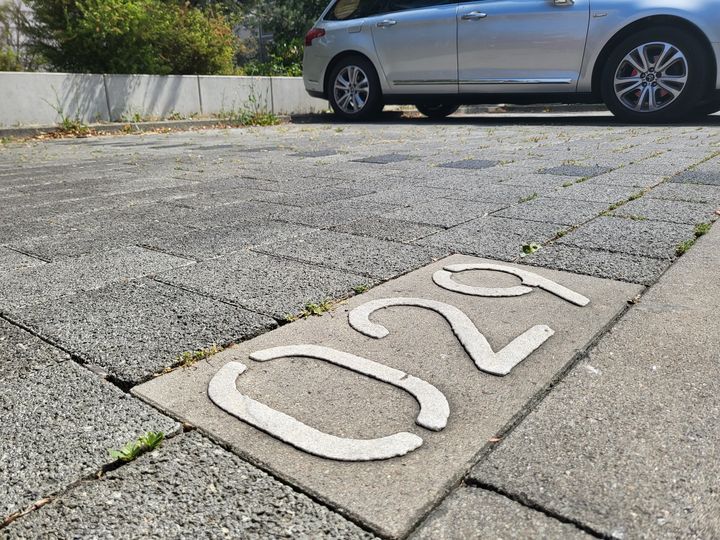 Nahaufnahme eines Parkplatzes mit Stellplatznummer