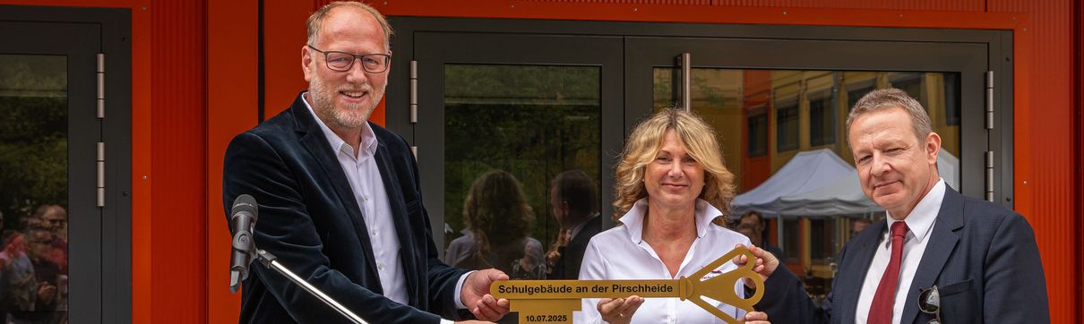Bert Nicke, Ines Gerloff und Torsten Wiegel halten einen großen Schlüssel in die Kamera.