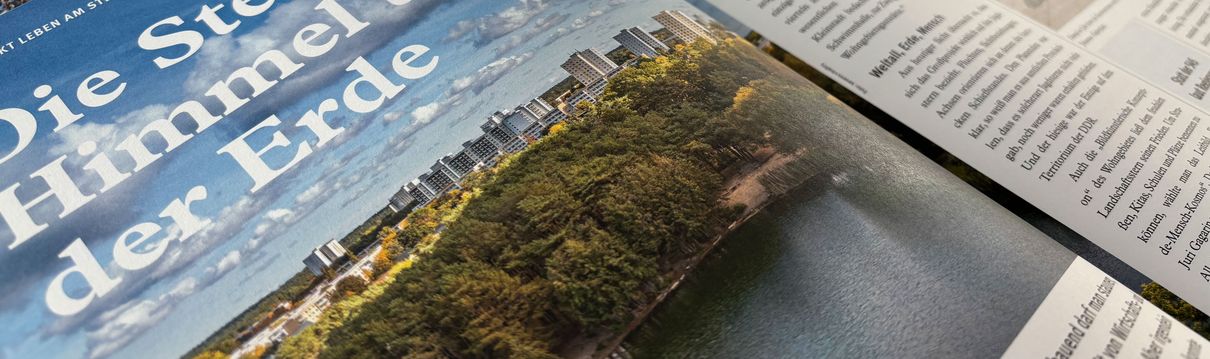 Eine aufgeschlagene Magazinseite mit einem großen Bild vom Potsdamer Stadtteil Am Stern.