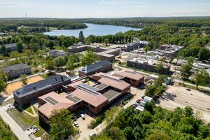 Eine Luftaufnahme zeigt den Stadtteil Krampnitz von oben mit Gebäuden, Wald und dem Krampnitzsee