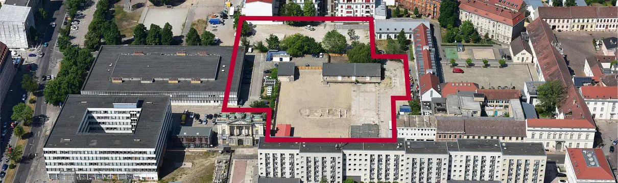 Luftbild Potsdam, in dem eine rote Umrandung um eine Freifläche eingezeichnet ist.