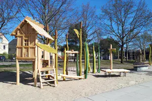 Auf dem Bild ist ein Spielplatz zu sehen