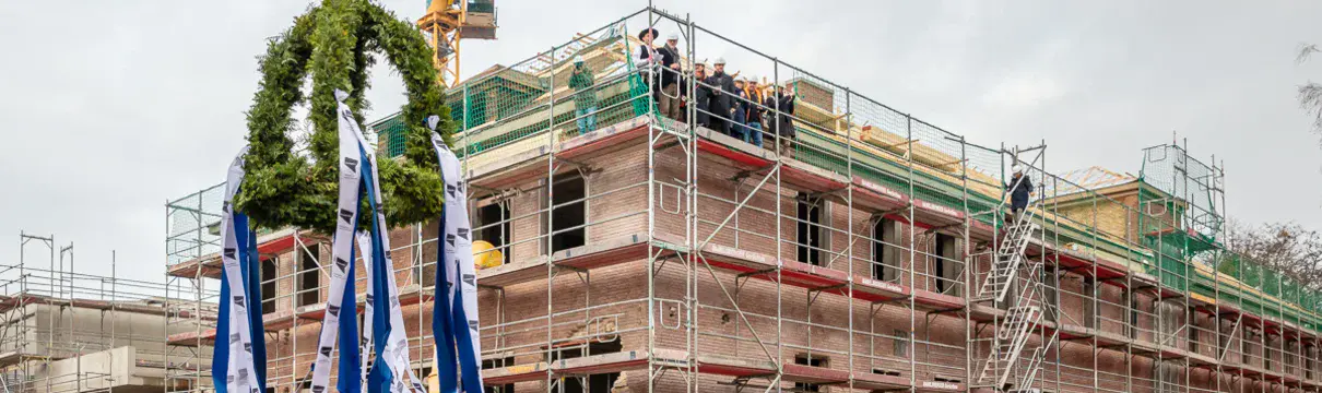 Das Bild zeigt das Richtfest für die Grundschule in Krampnitz, die gerade gebaut wird.