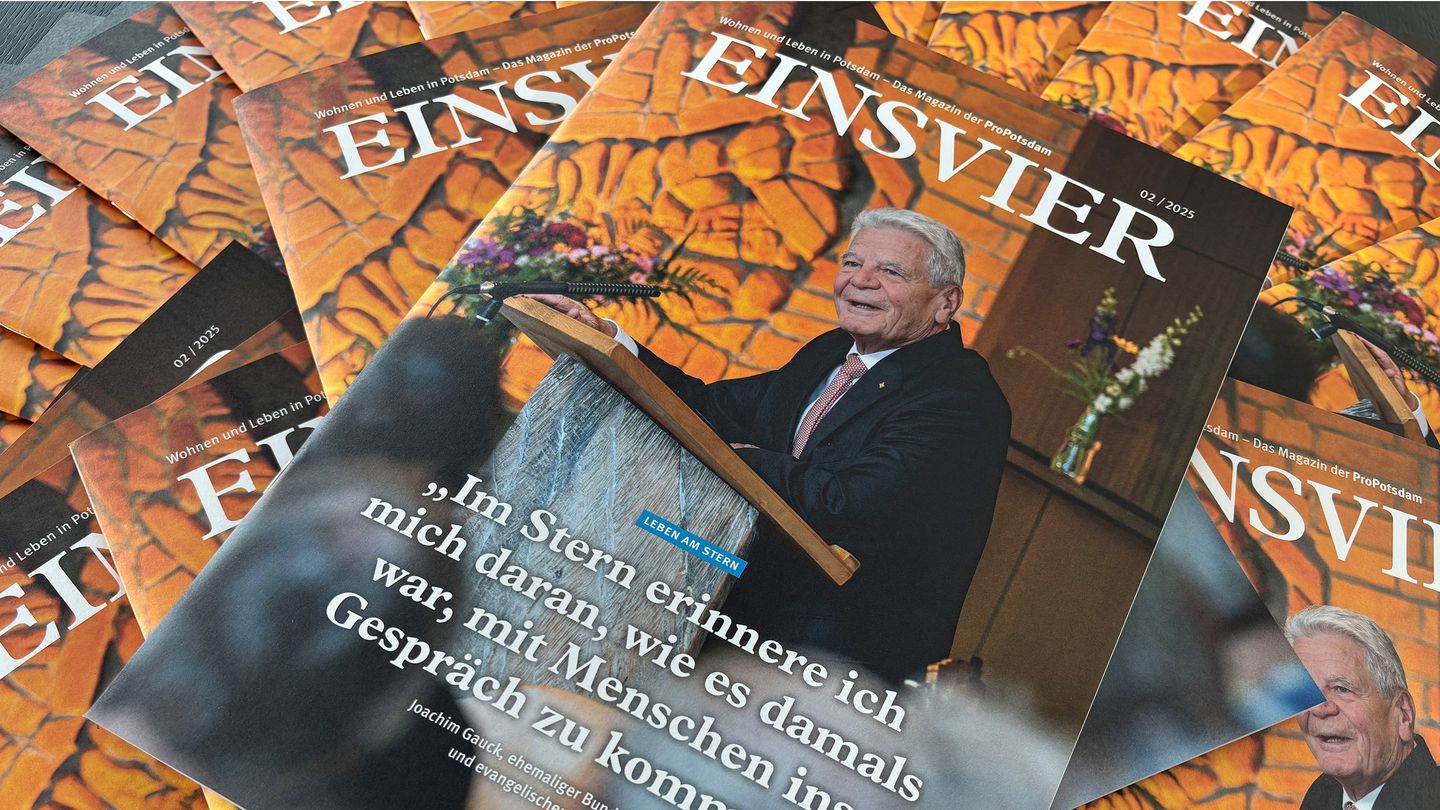 Ein Stapel mit Zeitschriften übereinander.