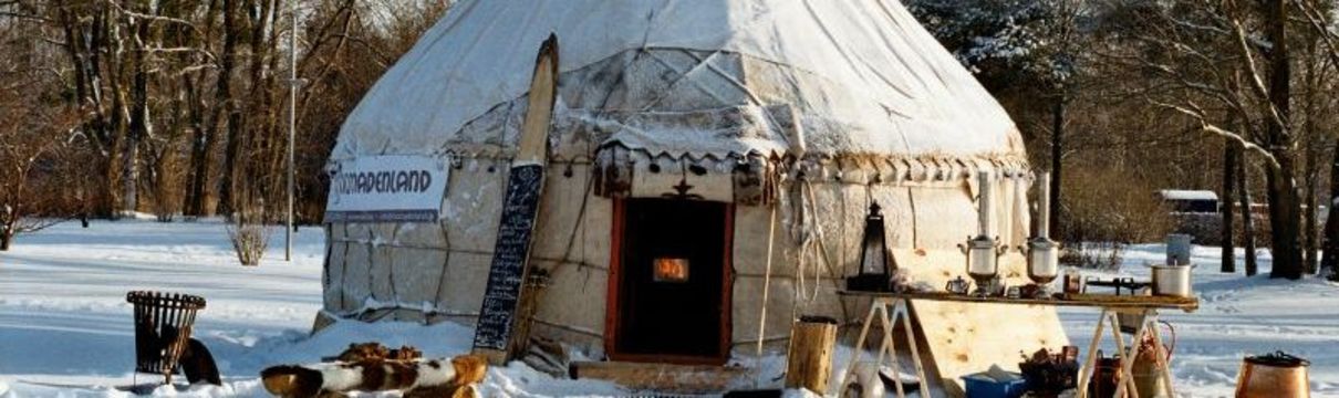 Jurten-Zelt in einer winterlichen Schneelandschaft