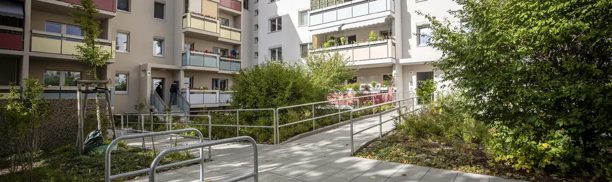 Blick in den Innenhof auf die modernisierten Wohnungen im Hertha-Thiele-Weg