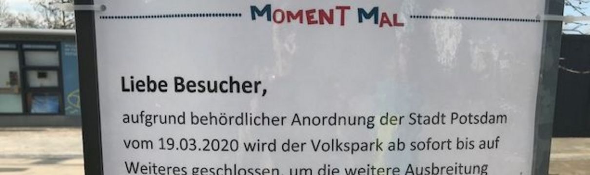 Auf einem Schild steht, dass der Volkspark bis auf Weiteres geschlossen ist.
