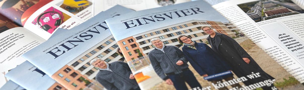 Ein Stapel mit mehreren bunten Magazinen