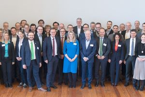 Ein Gruppenbild mit vielen Vertretern der neuen Initiative Wohnen.2050