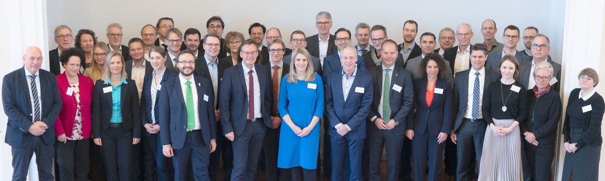 Ein Gruppenbild mit vielen Vertretern der neuen Initiative Wohnen.2050