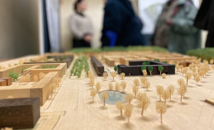 Holzmodell der Gartenstadt Drewitz mit Menschen im Hintergrund