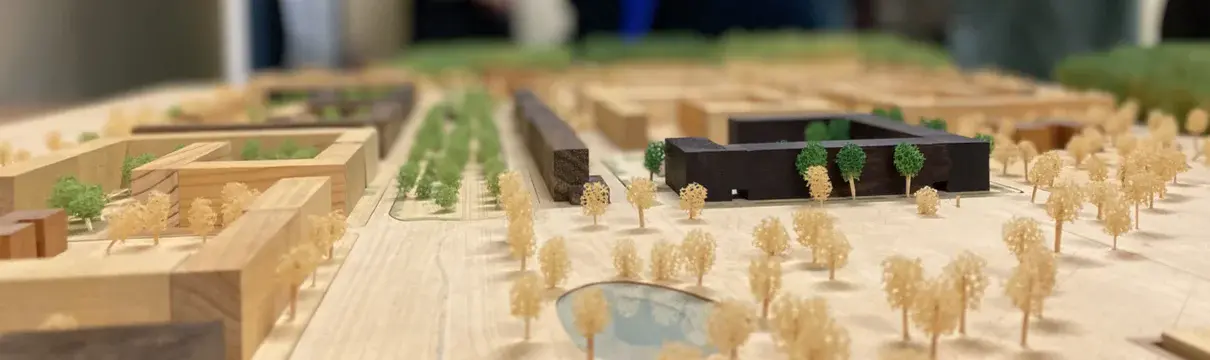 Holzmodell der Gartenstadt Drewitz mit Menschen im Hintergrund