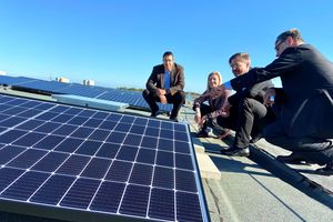 Drei Männer und eine Frau hocken auf einem Dach in Drewitz und betrachten eine Photovoltaik-Anlage. Zu sehen sind ProPotsdam-Geschäftsführer Jörn-Michael Westphal, Oberbürgermeister Mike Schubert sowie die EWP-Geschäftsführer Christiane Preuß und Eckard Veil. 
