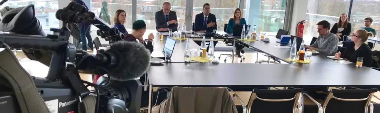 Zu sehen sind die Geschäftsführer der ProPotsdam, Zeitungsvertreter und Fernsehkameras.