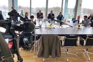 Zu sehen sind die Geschäftsführer der ProPotsdam, Zeitungsvertreter und Fernsehkameras.