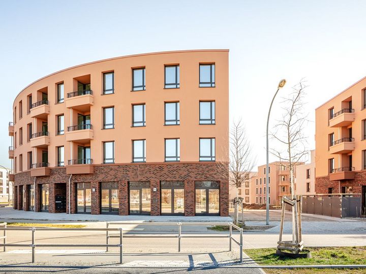 rötlich schimmernder Neubau auf dem Baufeld WA2 entlang der Georg-Herrmann-Allee