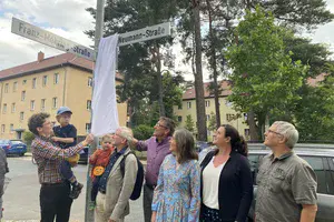 Zusatzschild zu Ehren Paul Neumanns enthüllt