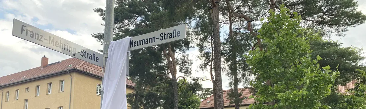 Enthüllung Straßenschild Zusatzschild zu Ehren Paul Neumanns enthüllt
