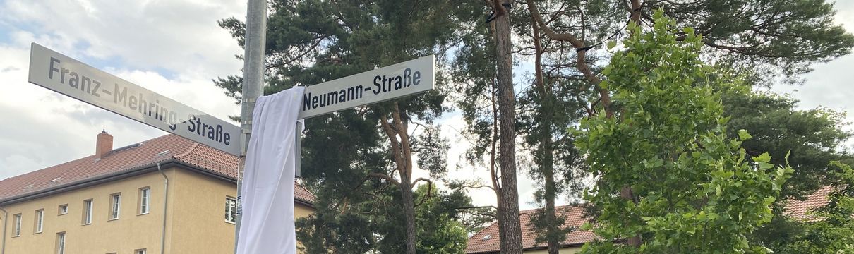 Enthüllung Straßenschild Zusatzschild zu Ehren Paul Neumanns enthüllt