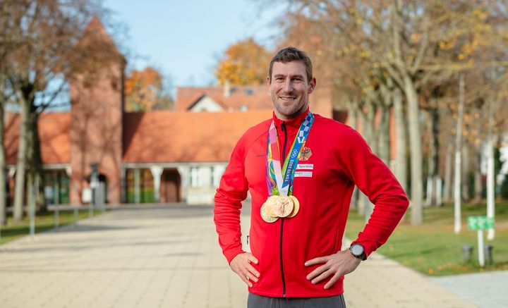 Sebastian Brendel im Luftschiffhafen mit seinen olympischen Medaillen.