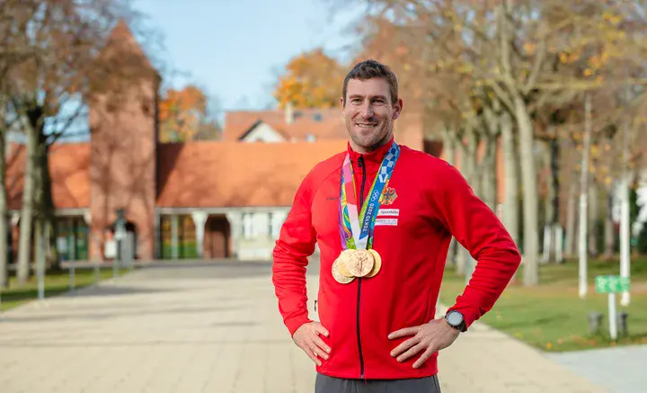 Sebastian Brendel im Luftschiffhafen mit seinen olympischen Medaillen.