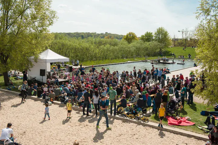 Eine Veranstaltung am Wasserspielplatz im Volkspark Potsdam
