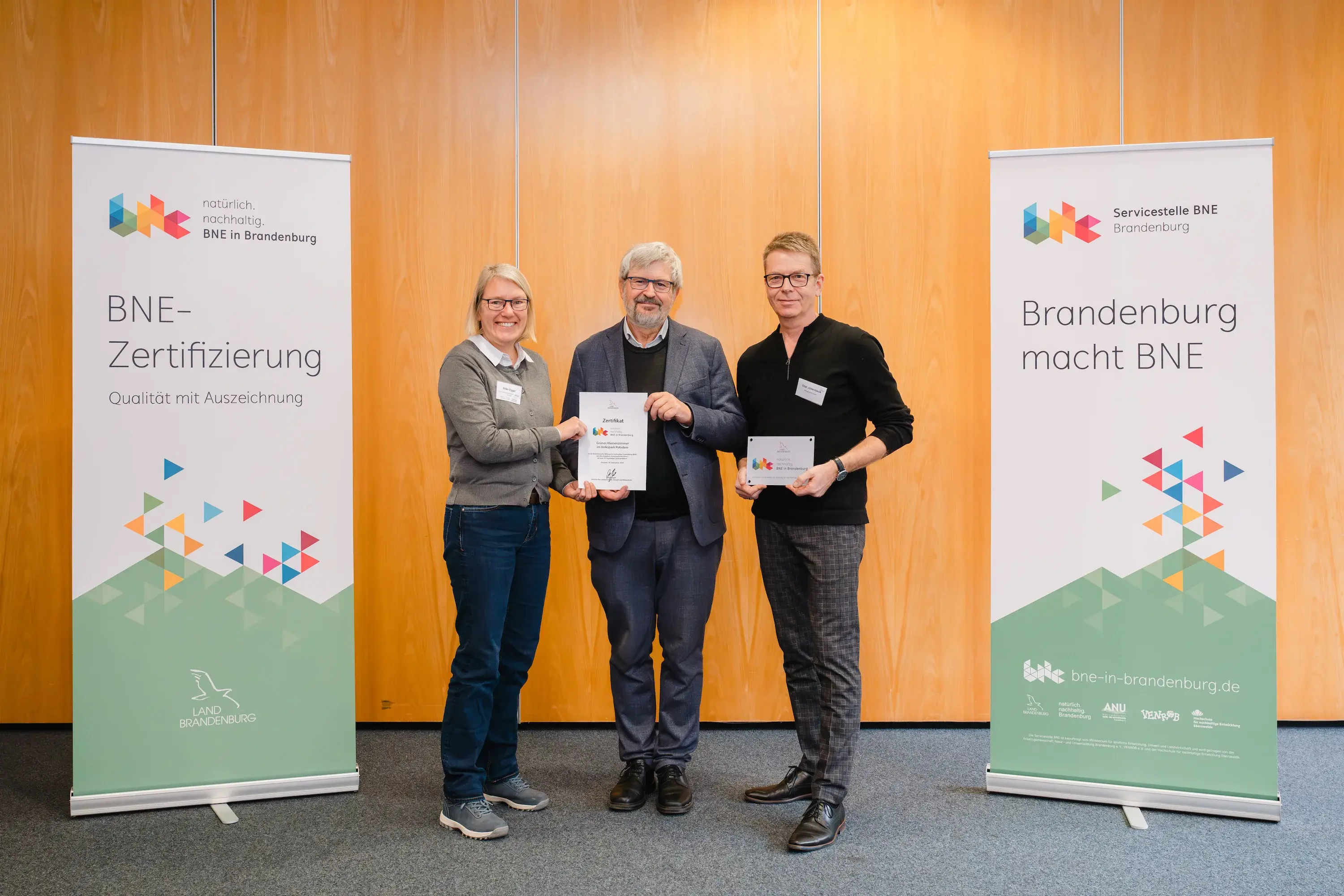 BNE Zertifizierung Grünes Klassenzimmer_(v. l. n. r.) Silke Eggert, Axel Vogel und Olaf Jöllenbeck (c) Christiane Schleifenbaum BNE Zertifizierung Grünes Klassenzimmer_(v. l. n. r.) Silke Eggert, Axel Vogel und Olaf Jöllenbeck (c) Christiane Schleifenbaum